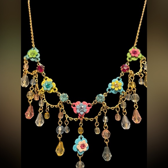 Floral rhinestone crystal drop 2pc necklace matching earrings set in gold tone - Picture 2 of 7